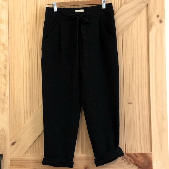 Aritzia Wilfred black cropped dress/work pants. Size 00 - Picture 2 of 3
